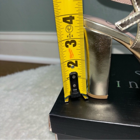 NIB Windsor Celeste Metallic Gold Double Buckle Rhinestone Open Toe Heels Size 6 - Picture 6 of 9